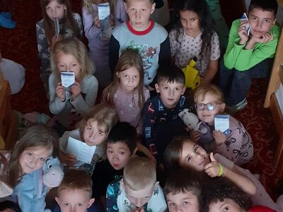 8. 6. -A jsme tady.  Před spaním pohádka a šup do postýlek. Posíláme pusu.