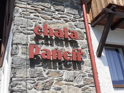 12. 6. - Dveře na vrcholu Pancíře nás dnes, za slunečného počasí, přivítaly na Šumavě. Ještě zítra a pak tradááá do Prahy.